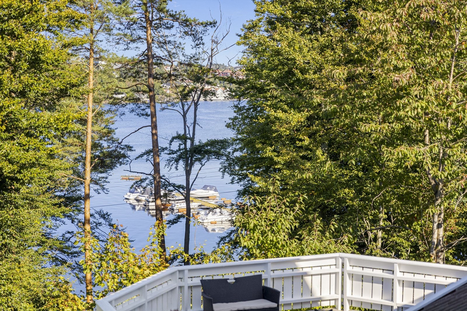 Store terrasser på tilsammen over 100 m2 fordelt på 2 nivåer. Her er det dels overbygget, meget usjenert og også gløtt av vannspeil på Hølen. Galleribilde