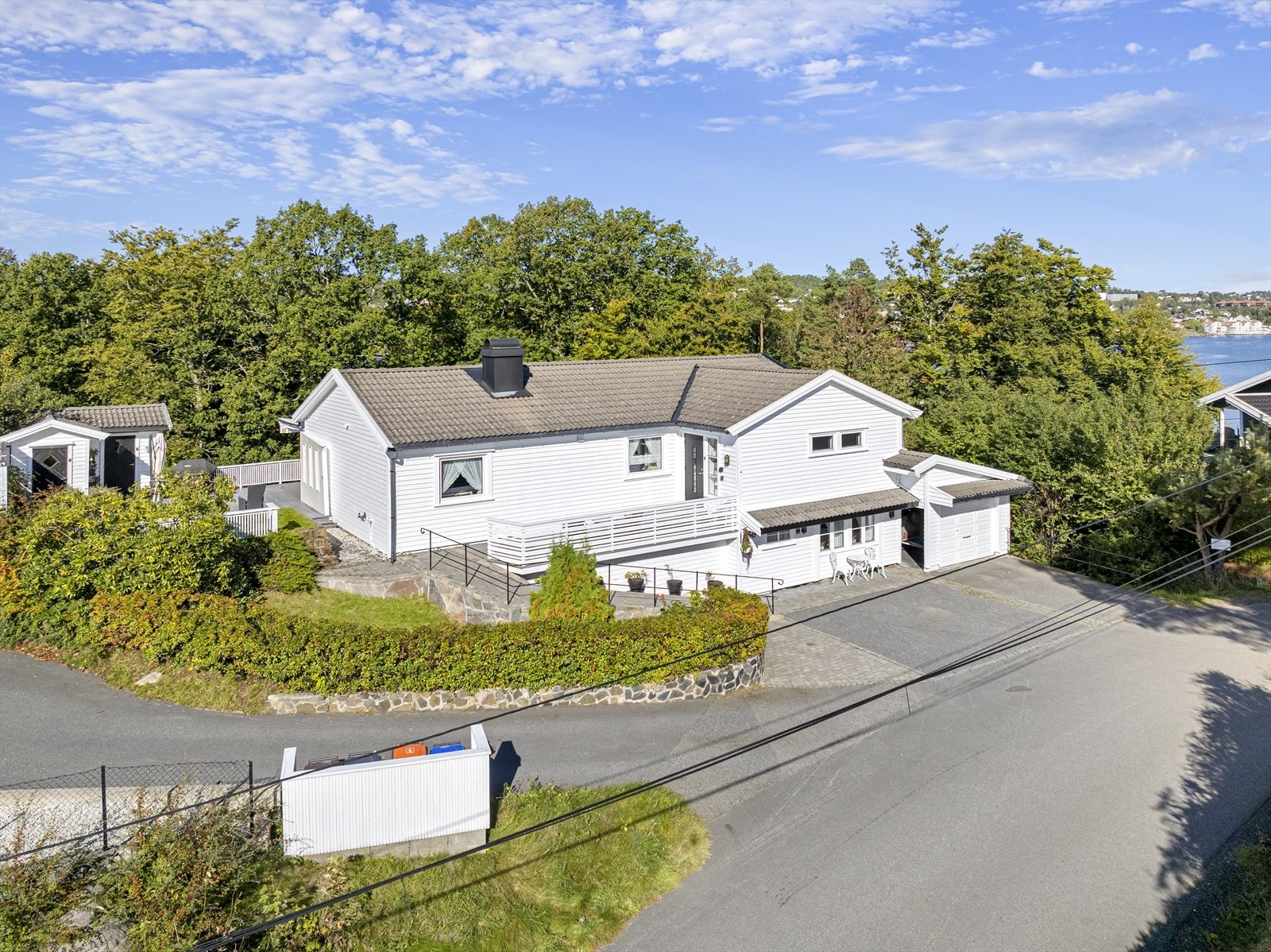 Innholdsrik enebolig over 2 plan med 3 soverom, bad/wc, kjøkken og stue på hovedplan. Underetasjen består av gang, kjellerrom, vaskerom, stue med kjøkkenkrok, bad/wc og sovealkove. Det er egen inngang til underetasjen. Galleribilde