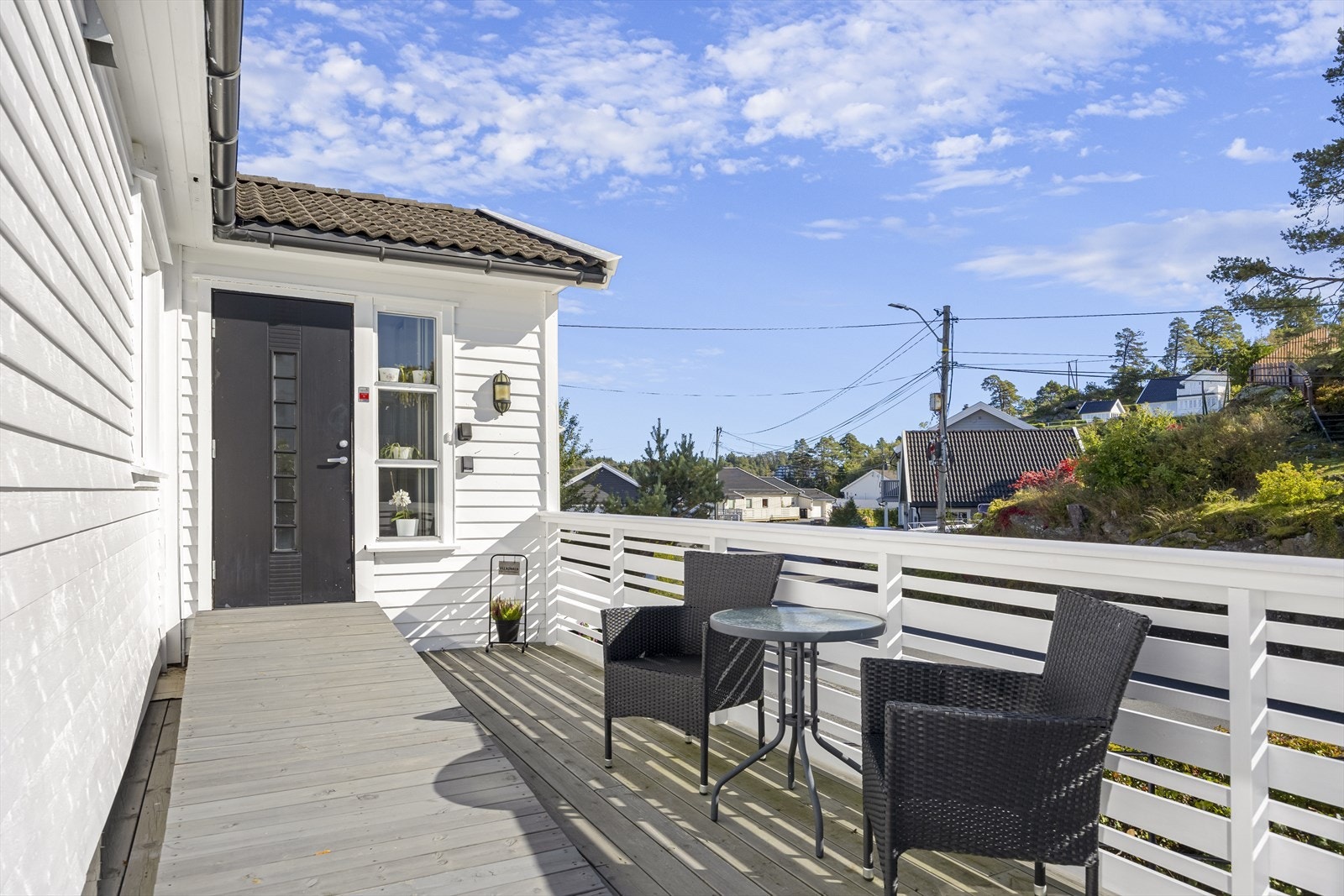 Ved inngangsparti har er det solrik terrasse hvor man har fin morgen- og formiddagssol. Galleribilde