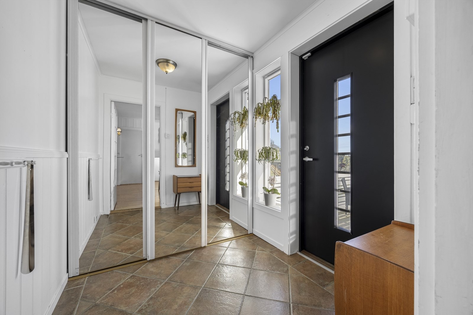 Romslig inngangsparti med garderobe. Galleribilde