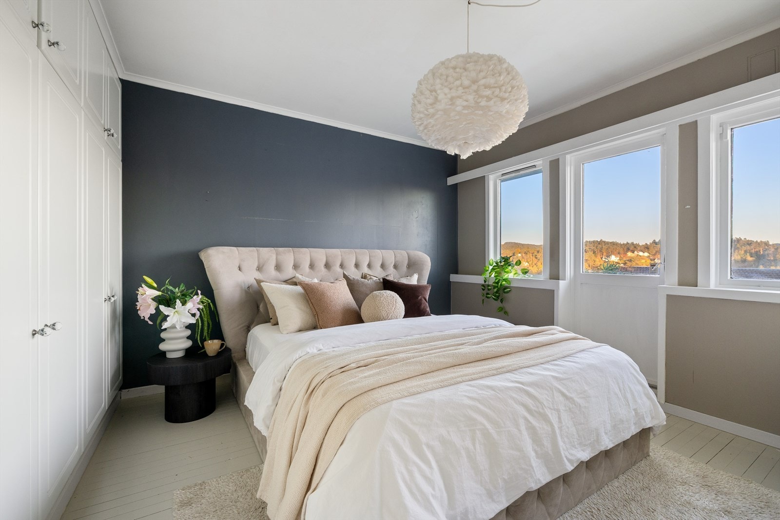 Huset er i dag innredet med 4 soverom. Dette soverommet med utgang til balkong har også vært benyttet som hovedsoverom. Galleribilde