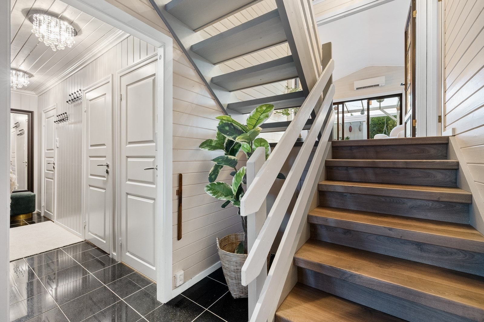 Fra inngangsparti og hall, kommer man videre til en større garderobe, toalettrom, vaskerom og bod. Galleribilde