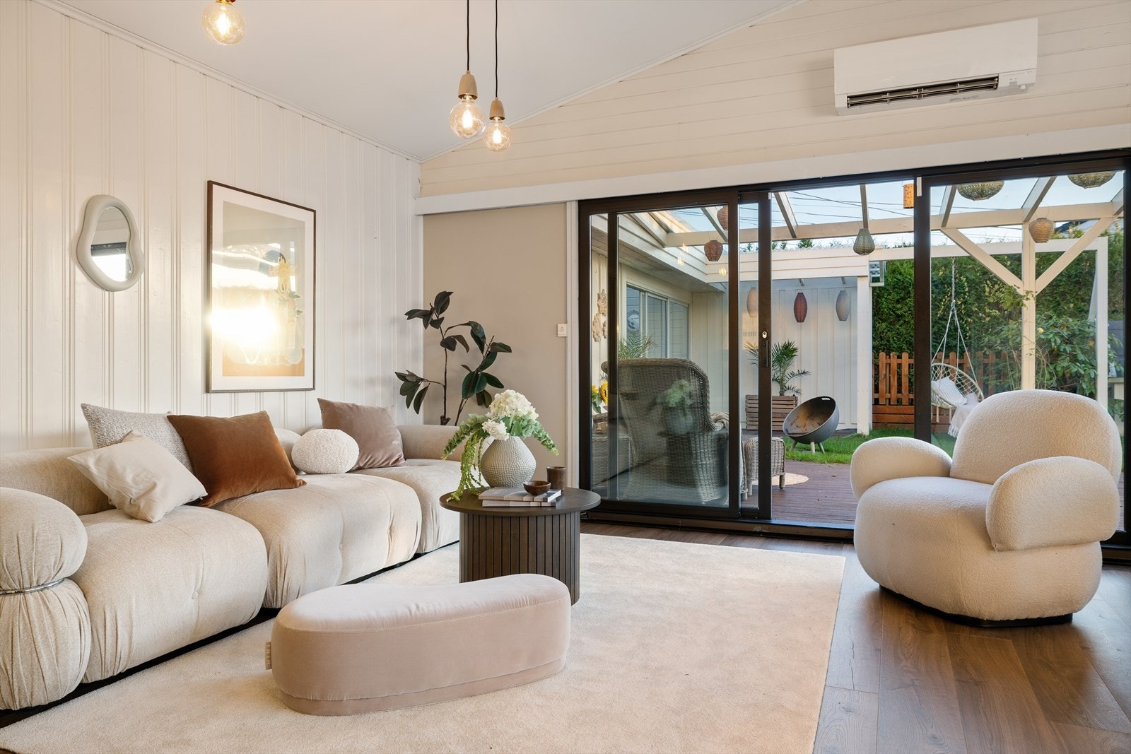 Glass i skyvedør ut mot hage ble byttet i 2022 av Glassbjerget AS. Galleribilde