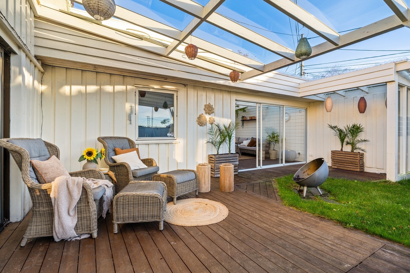 En stor og solrik tomt på 1,2 mål gir deg plass til lek, hage og avslapning - helt uten innsyn. Galleribilde