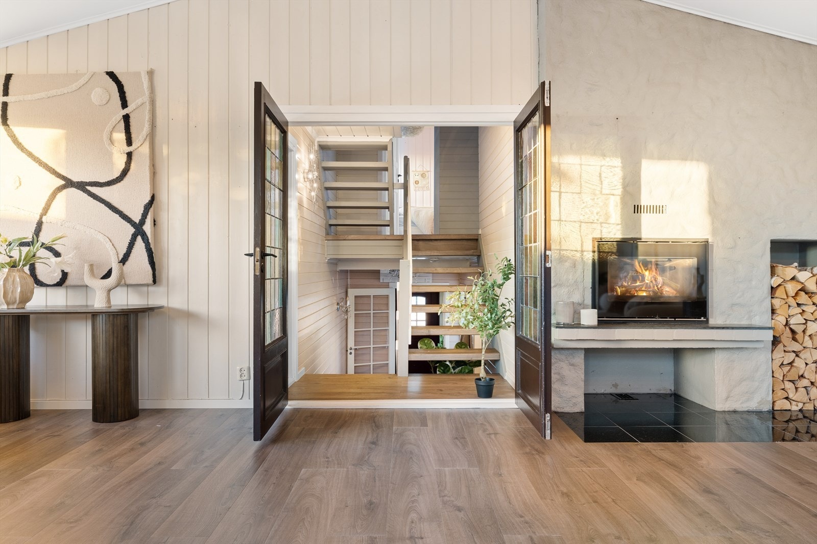 Fliser i forkant av peis går også igjen i underetasjen. Galleribilde