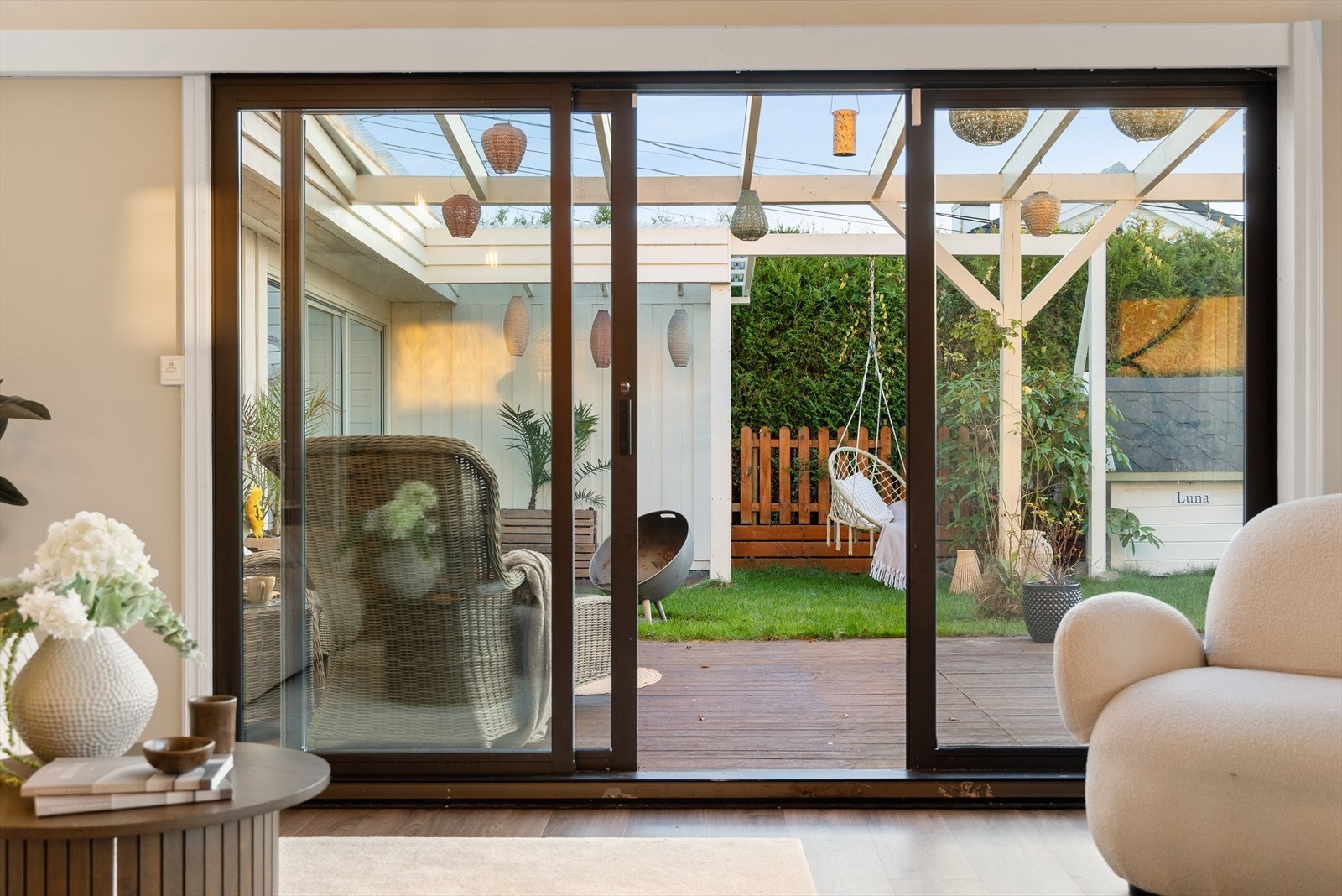 Her får man virkelig inndoor- outdoor living, og man kan gå under tak ut i vinterhagen! Galleribilde