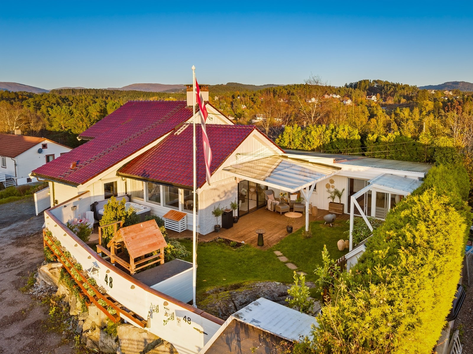 Velkommen til Øykjeneset 48! Presentert av Maria Eskeland v/ Eiendomsmegler Norge. Galleribilde
