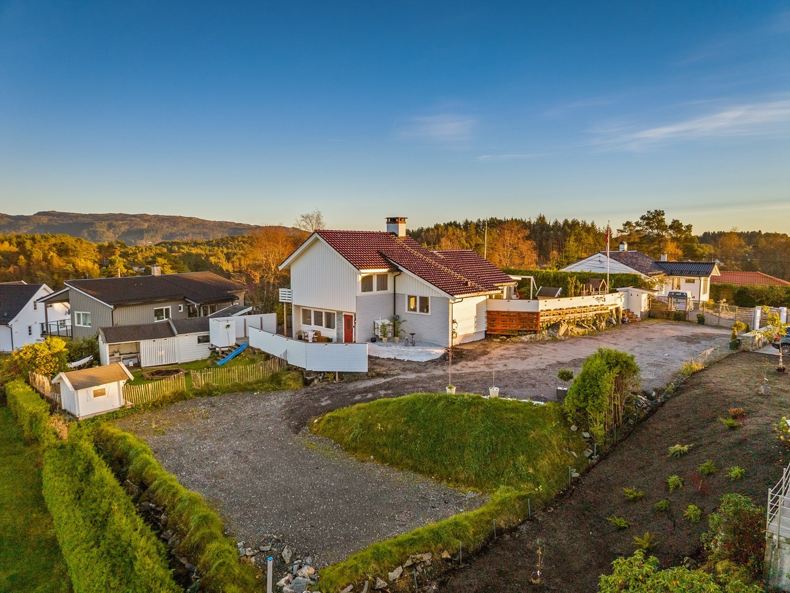 Det er ellers svært gode muligheter på tomten. Nederste del er planert og tilkoblet vann og avløp. Selger har drømt om både dobbelgarasje og minihus, så her er mulighetene mange! Galleribilde