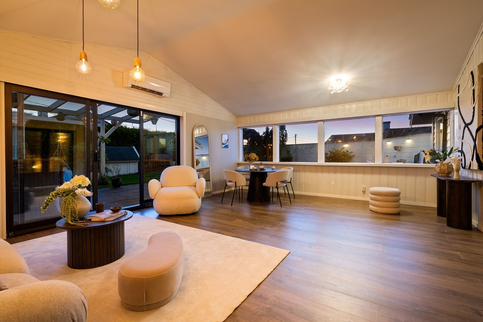 Det er ellers byttet til et lekkert gulv i store deler av hovedetasjen i senere tid, både i trapp, trappoerom mot stue, kjøkken og soverom med tilkomst fra stue. Galleribilde