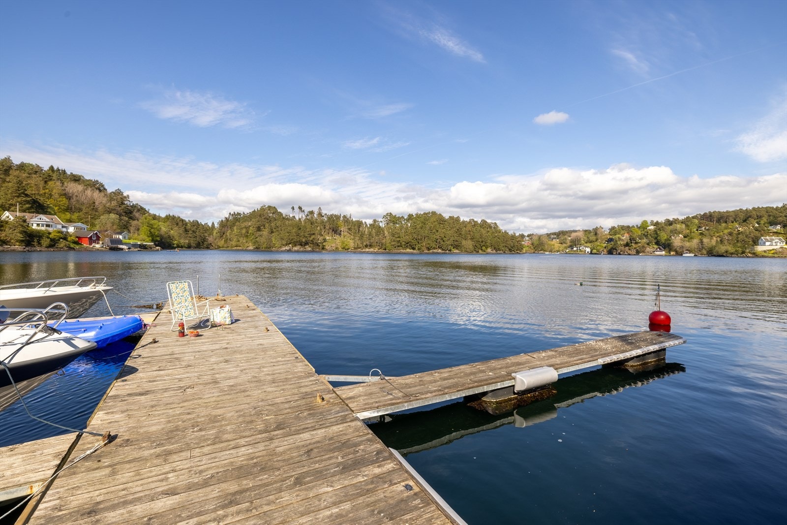 Man eier også egen båtplass, som eier av 1/12 av tomten nedenfor med strandlinje! Galleribilde