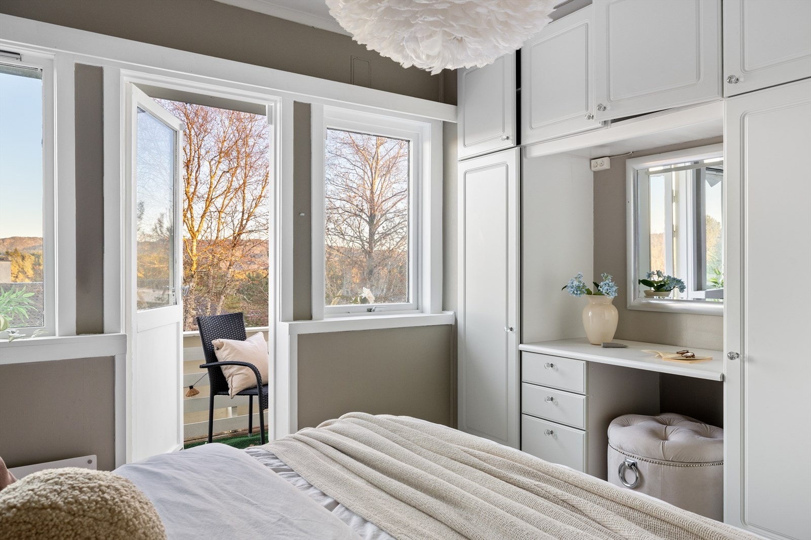 Svært godt med skapplass, og utgang til balkong med morgensol. Galleribilde