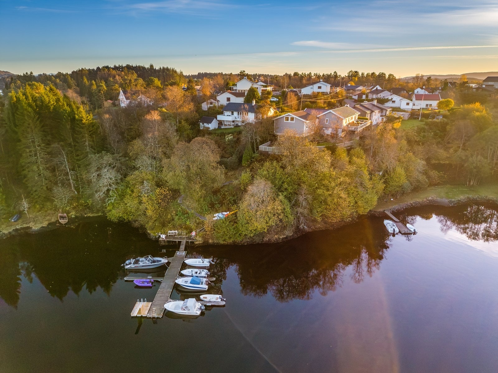 Huset eier også 1/12 av tomten med bryggen nedenfor, og man har her egen båtplass! Her er det også ca 36m sjølinje. Galleribilde