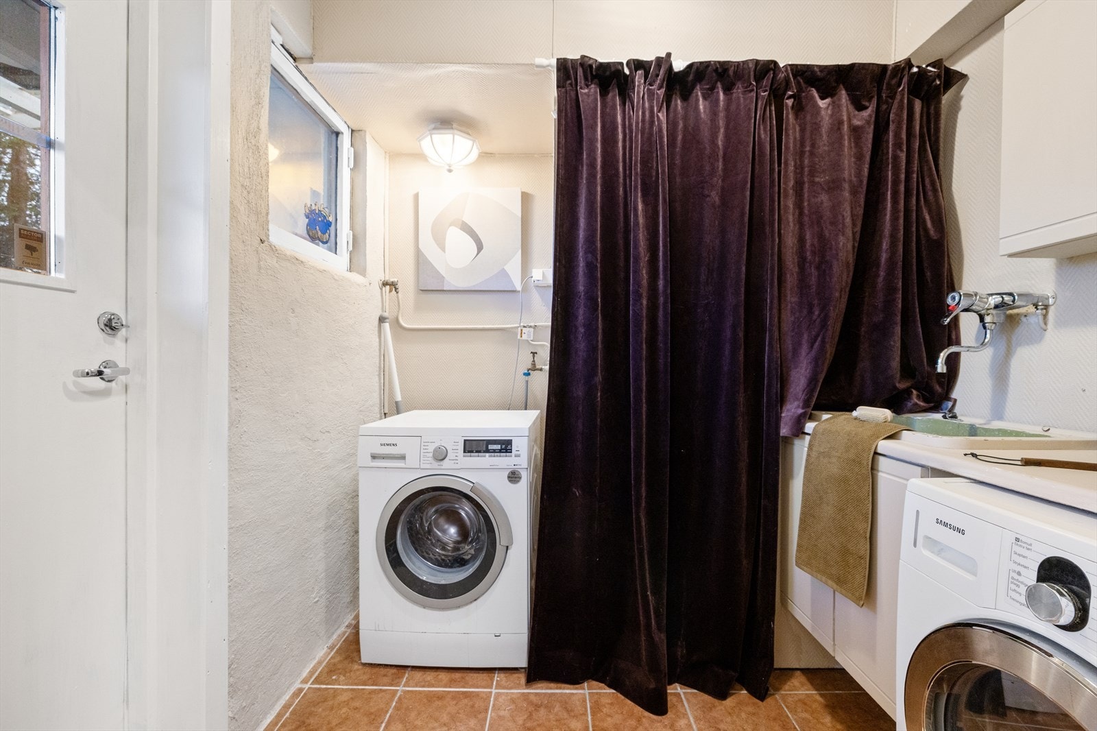 Ellers eldre vaskerom med egen ytterdør. Rommet er vegg-i-vegg med innvendig bod, så er har man gode muligheter! Galleribilde