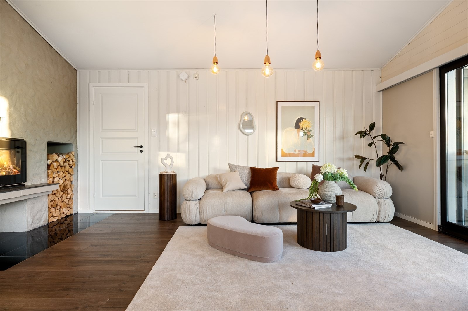 Stuen har plass til alt - både rolige kvelder foran peisen og livlige familiesammenkomster! Galleribilde