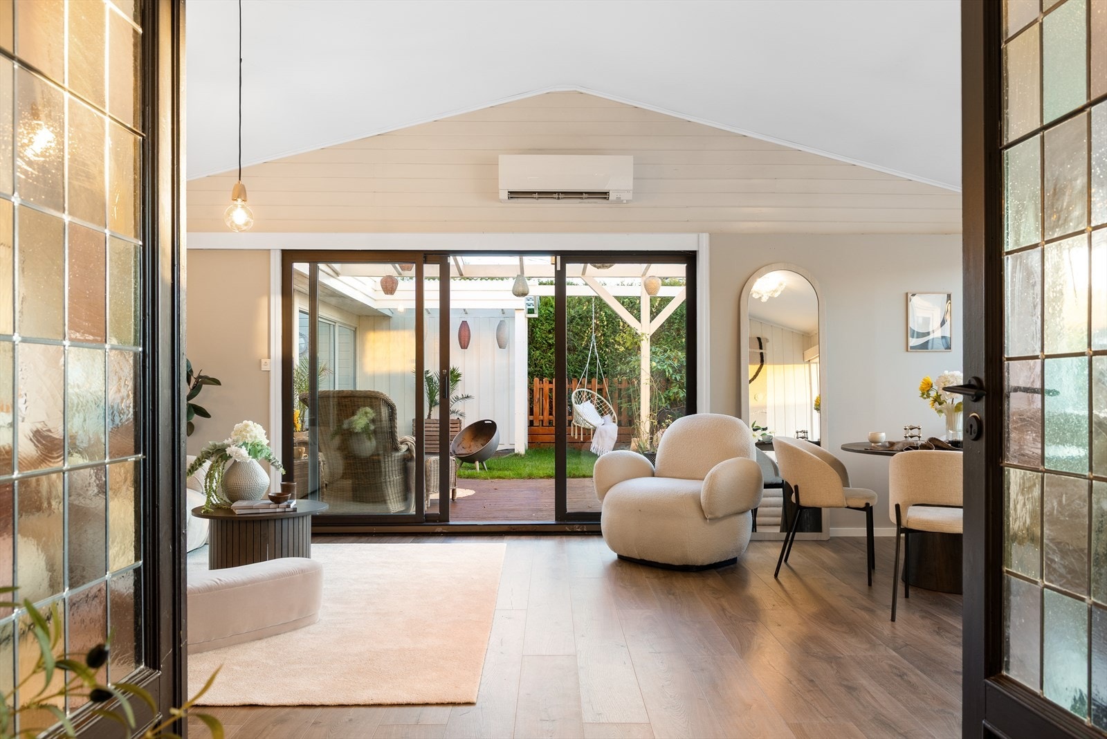 Av varmekilder i huset er det peis, to varmepumper og elektriske varmekabler i underetasje fra 2018. Galleribilde