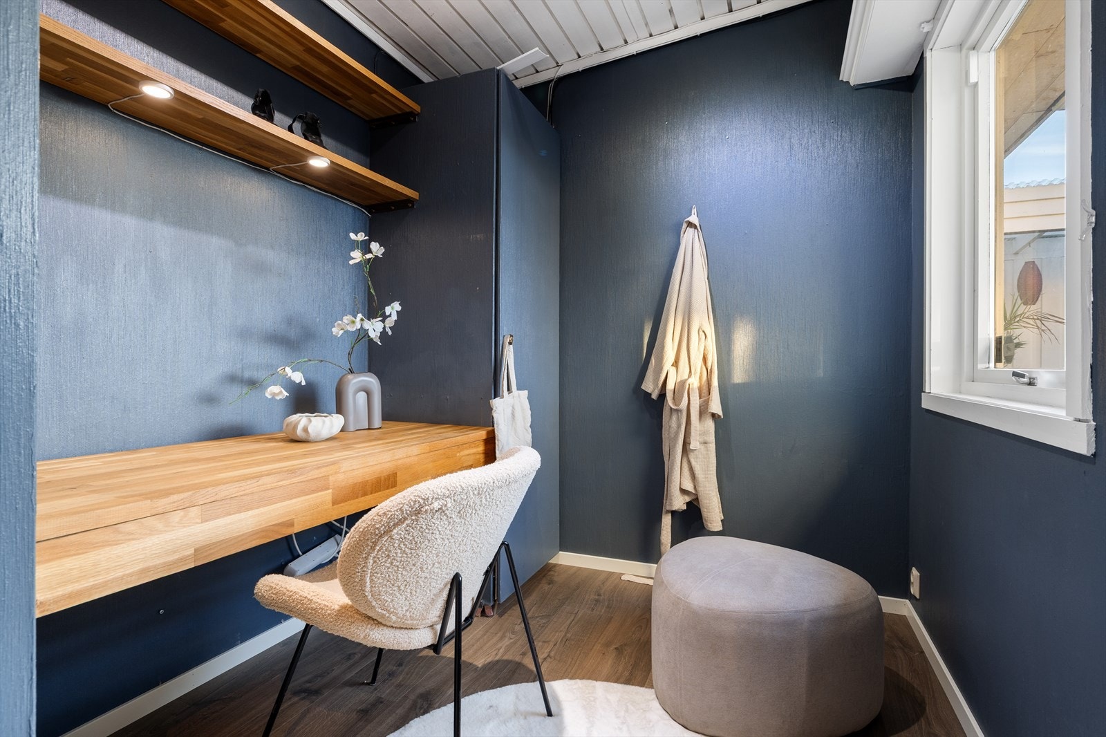 Rommet innenfor er et ypperlig kontor, om man ikke ønsker bruke det som walk-in! Galleribilde