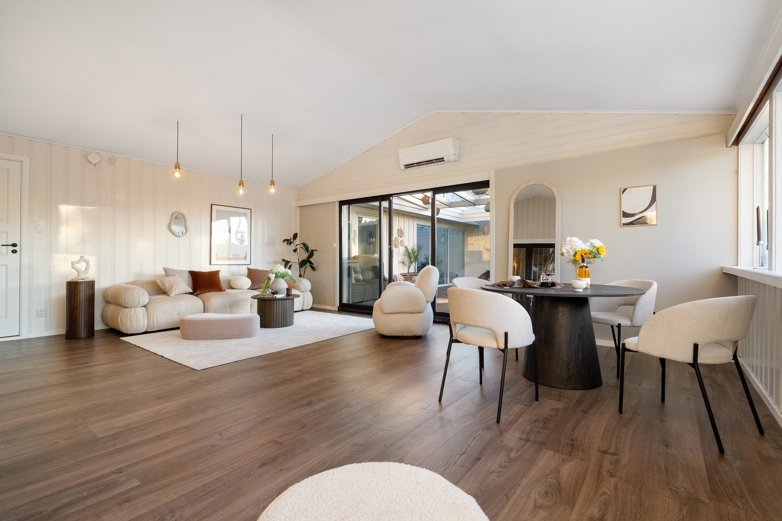 Huset er betydelig modernisert av nåværende eier, med bla. nytt kjøkken 2015, planert tomt, nytt tak 2016, malt huset 2018/19. Galleribilde