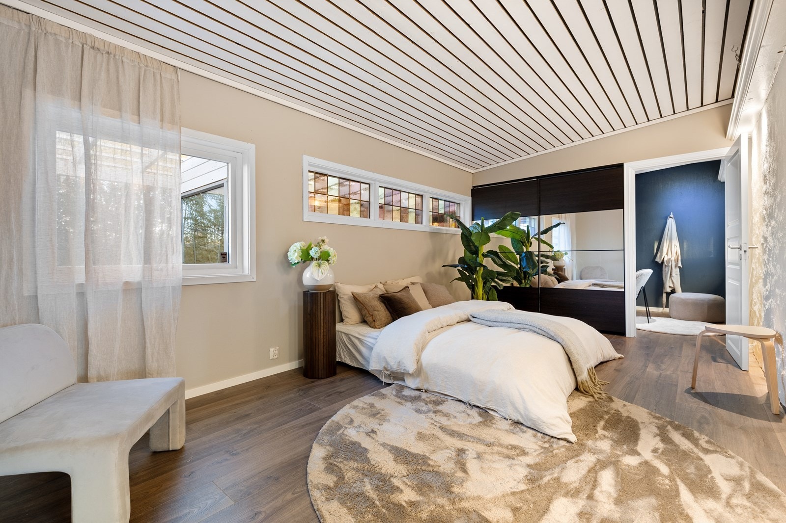 Tilbaketrukket fra de andre soverommene i huset finner man et generøst soverom på ca 16 m²! Her er det nymalte overflater og nyere gulv. Det er også montert garderobe i senere tid. Galleribilde