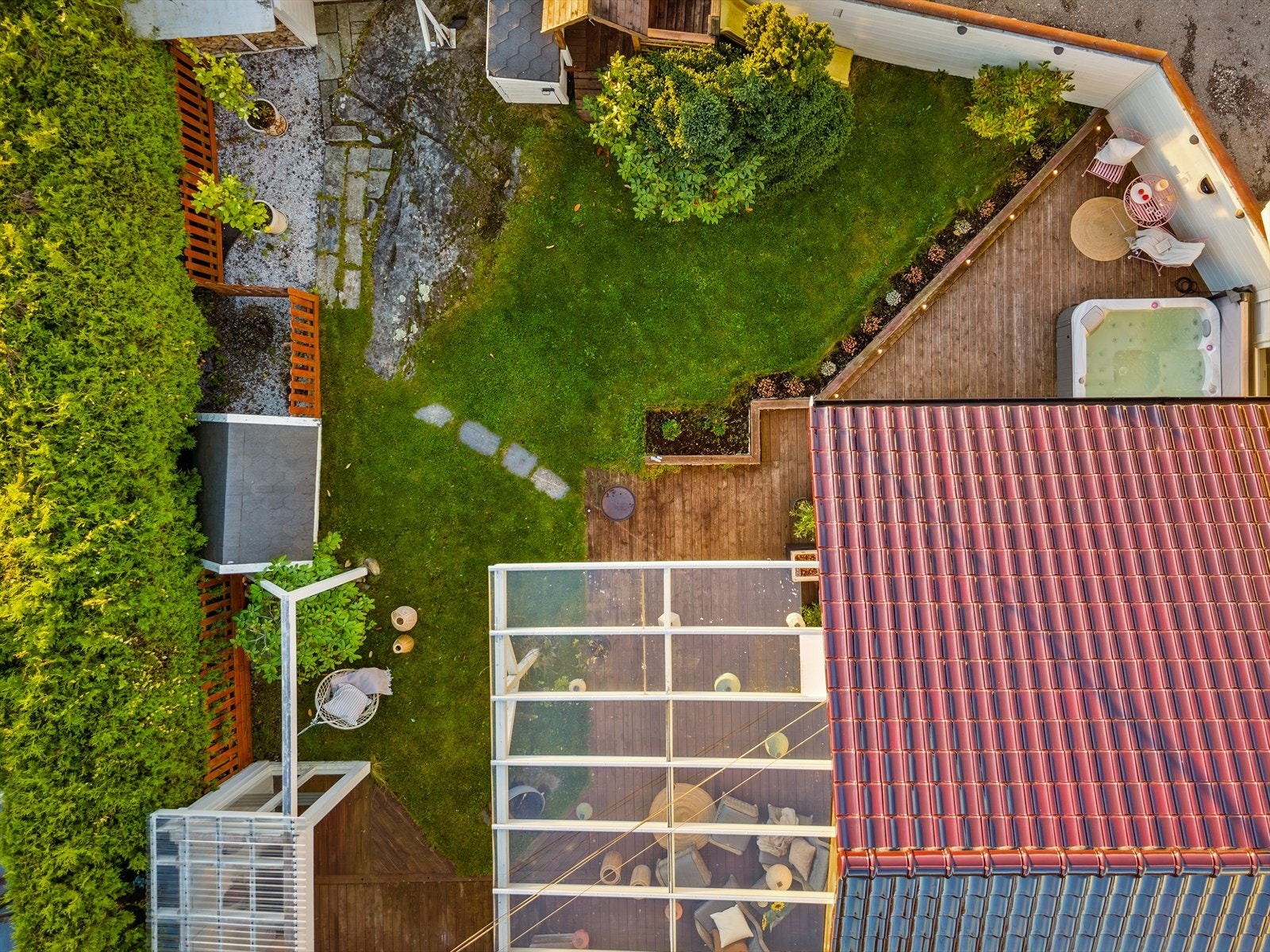 Uteplassen med tilkomst fra stue er inngjerdet - perfekt for både småbarn og firbeinte! Galleribilde