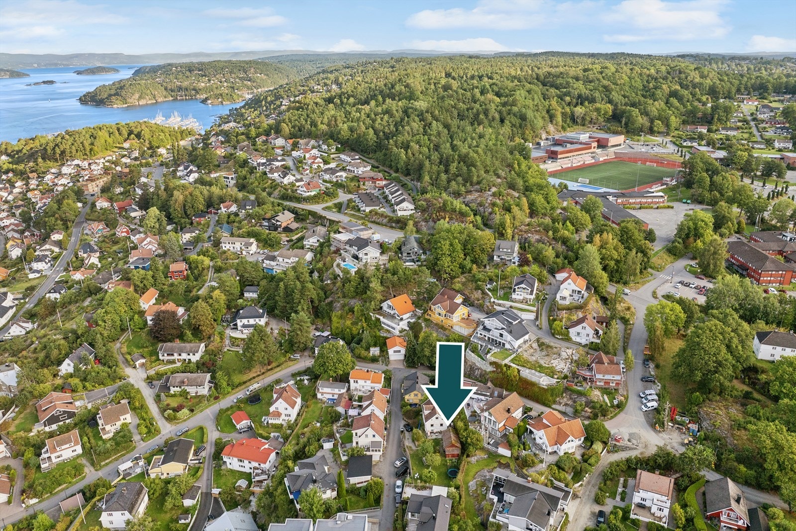 Tomten ligger i et veletablert og rolig område like utenfor Drøbak sentrum. Galleribilde