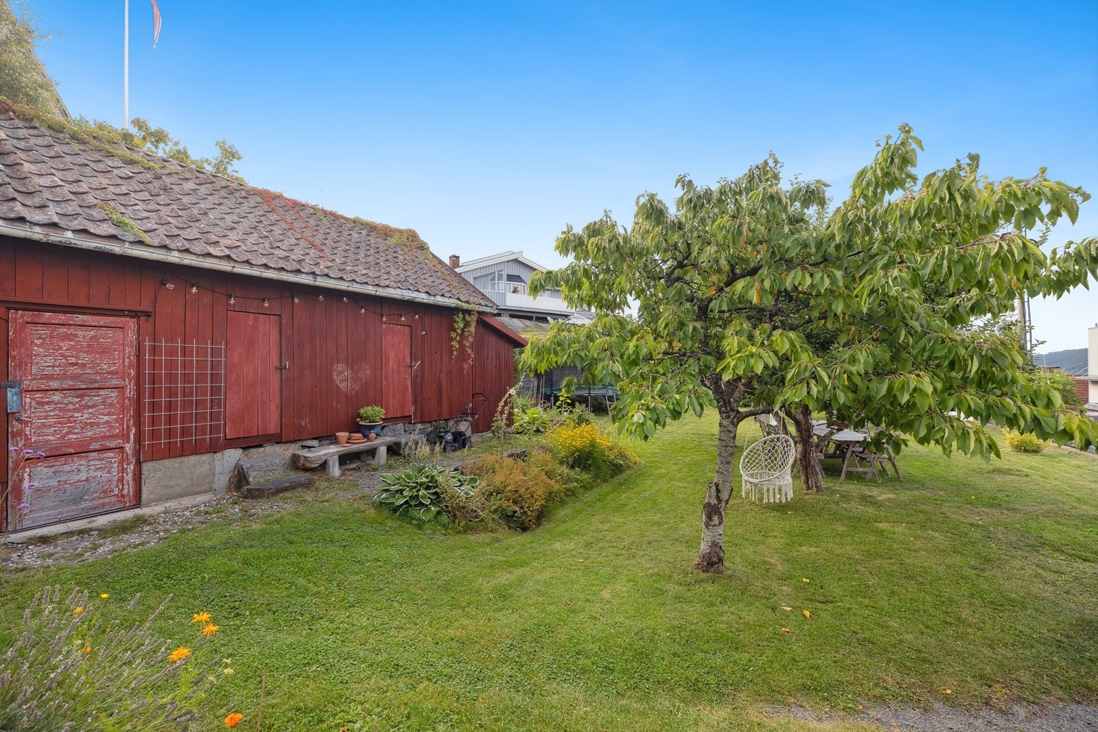 Det står et uthus på tomten innenfor bevaringsverdig bebyggelse, som kan bruksendres og inngå i ny bolig. Ved oppføring skal det tas hensyn til kulturmiljø og områderegulering for Gamle Drøbak Galleribilde