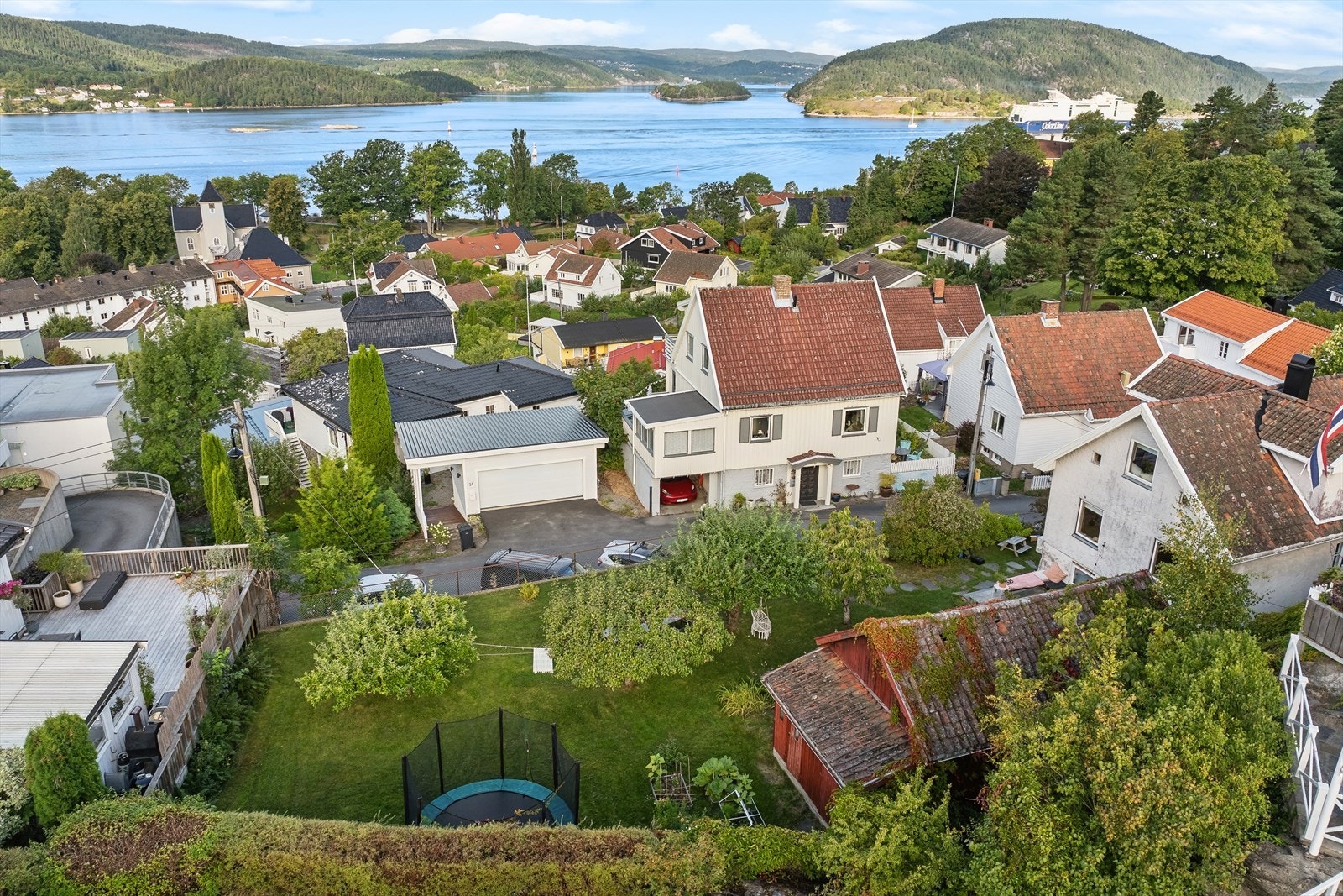 Fra tomten er det kort vei til sentrum, dagligvare, kollektivtransport og badestrender. Galleribilde