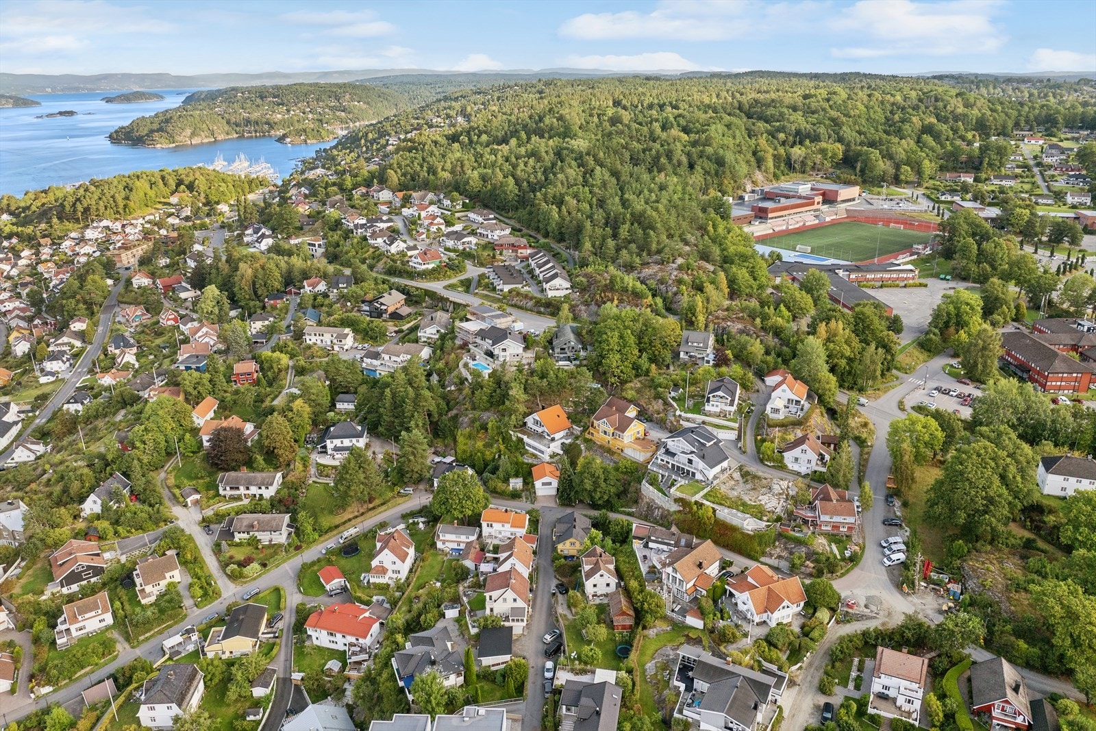 Barnevennlig med gangavstand til barneskole og ungdomsskole. Det finnes også barnehager og offentlig kommunikasjon i nærområdet. Galleribilde