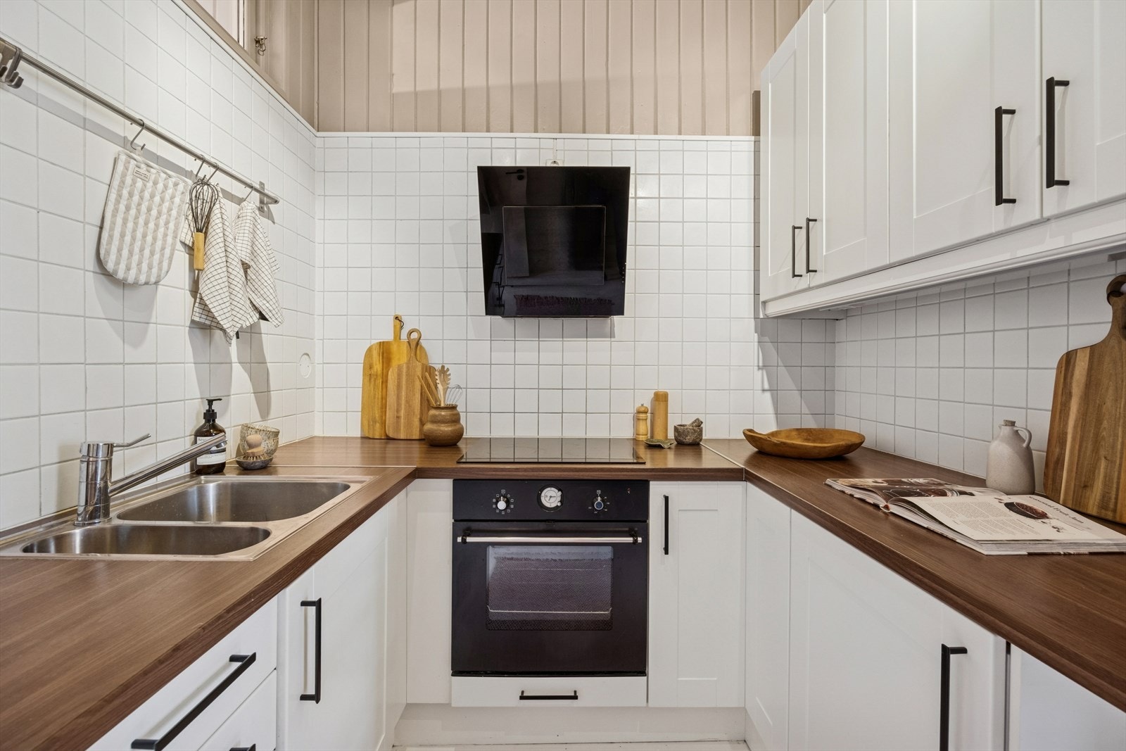 Rommet er utstyrt med kjøleskap, induksjonstopp og stekeovn. Alle hvitevarene tilknyttet kjøkken følger handelen. Galleribilde