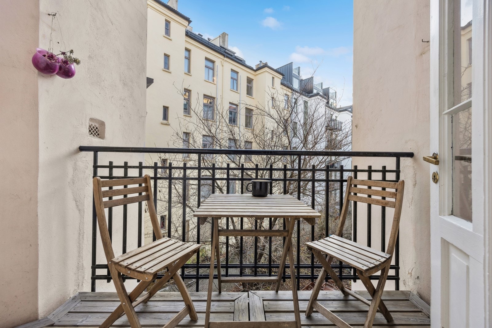 Det er flere felles balkonger i oppgangene til sameiet. Start morgen kaffen din her ute på sommerstid. Galleribilde