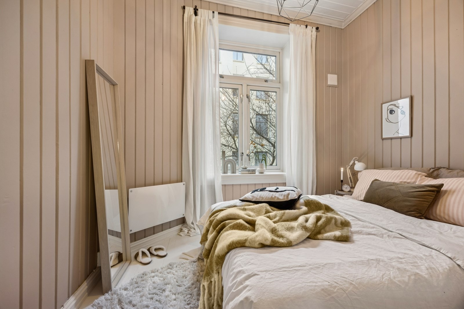 Soverommet vender ut mot mot rolig hyggelig bakgård, på sommerstid våkner du opp til frodig grønt utsyn. Galleribilde