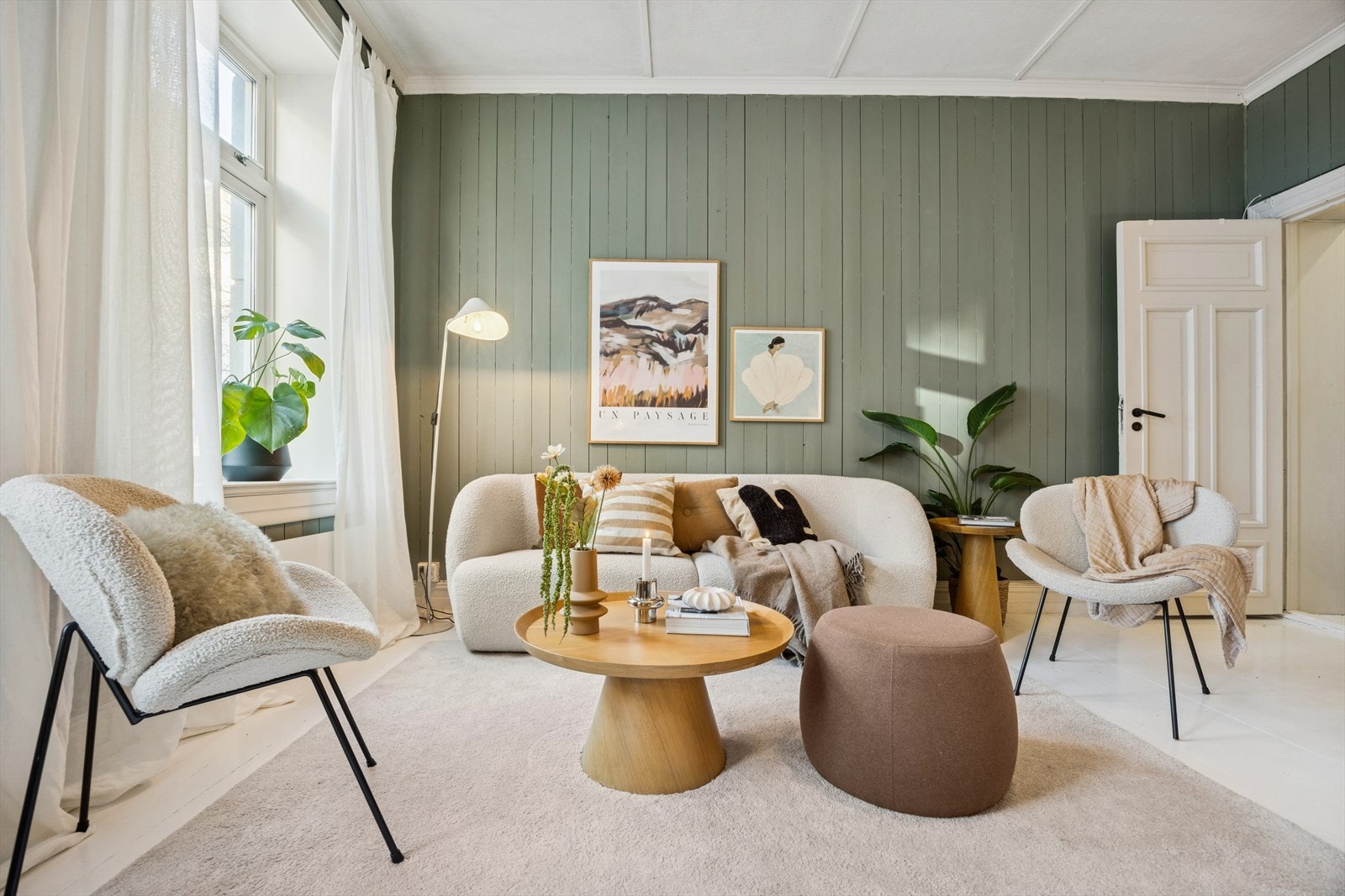 Takhøyde i stuen er målt til nesten 3 meter og tilfører en behagelig og luftig atmosfære til rommet. Galleribilde