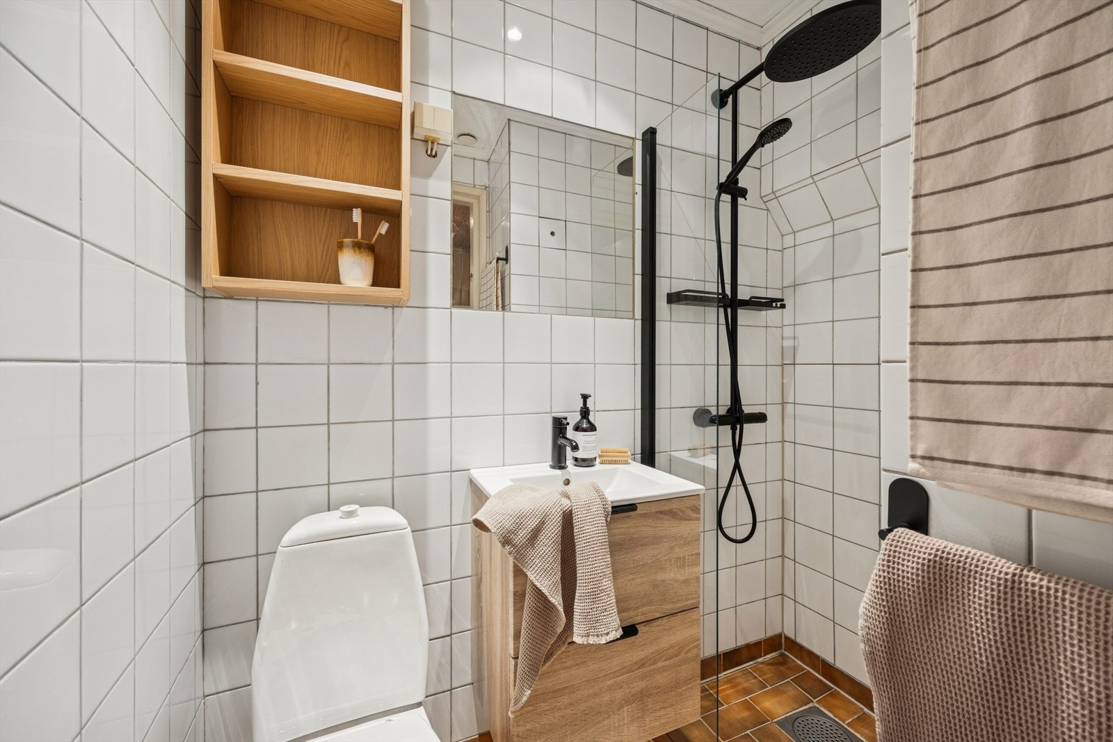 Badet er fra 1990 og har flislagte gulv og vegger, med elektriske varmekabler i gulvet. Servantskap, dusjvegg og dusjarmatur ble også fornyet i 2022. Galleribilde