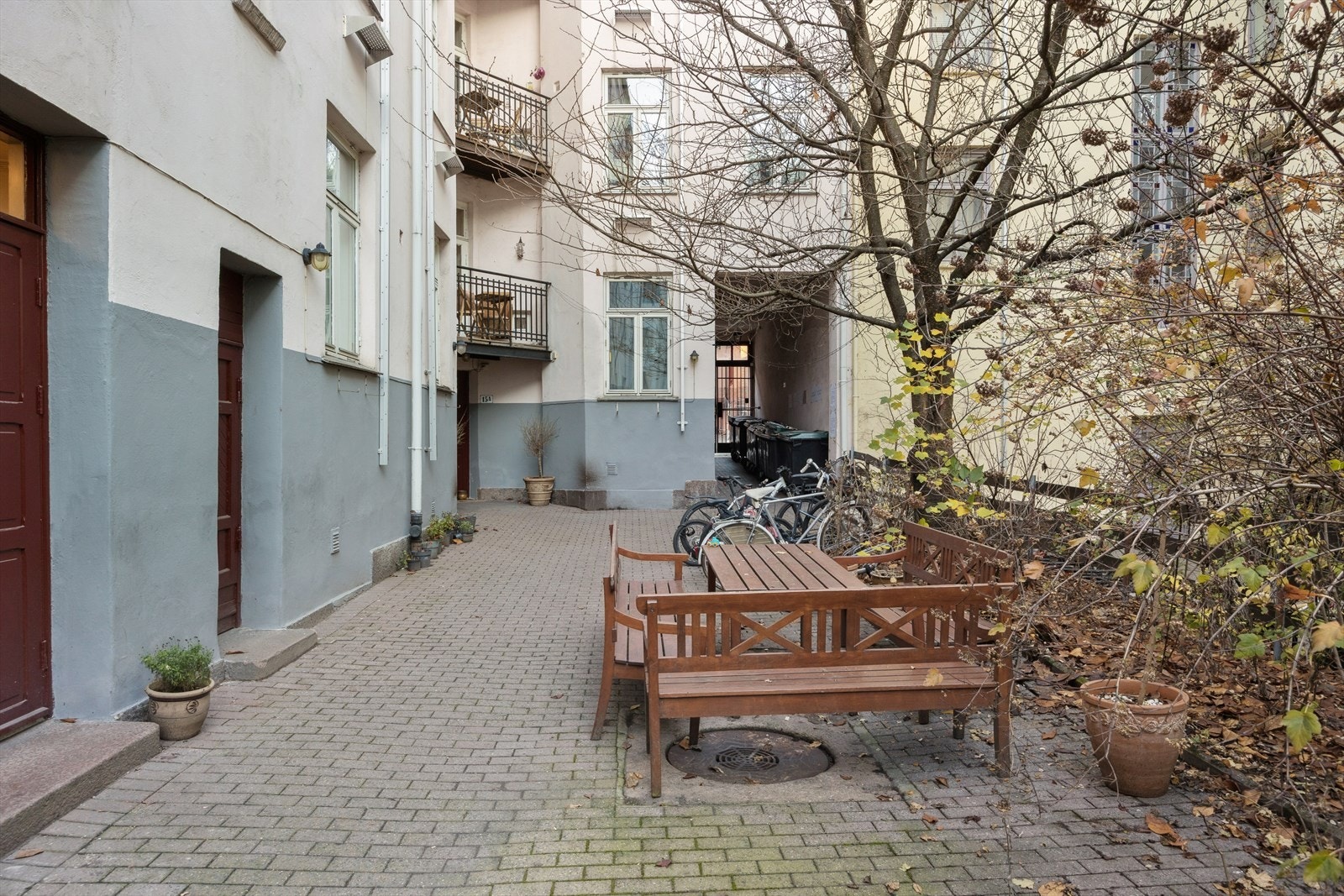 Sameiet Skjelderups gate 15B består av 28 boligseksjoner, hyggelig sittegrupper i bakgården. Galleribilde