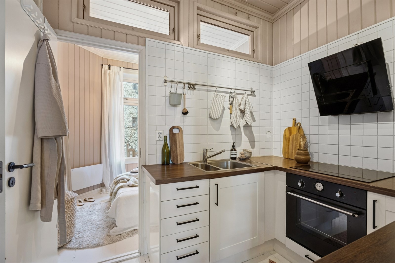 Kjøkkenet ligger i adskilt løsning. Kjøkkenet fra 2011 har innredning med profilerte fronter og benkeplate i laminat. Galleribilde