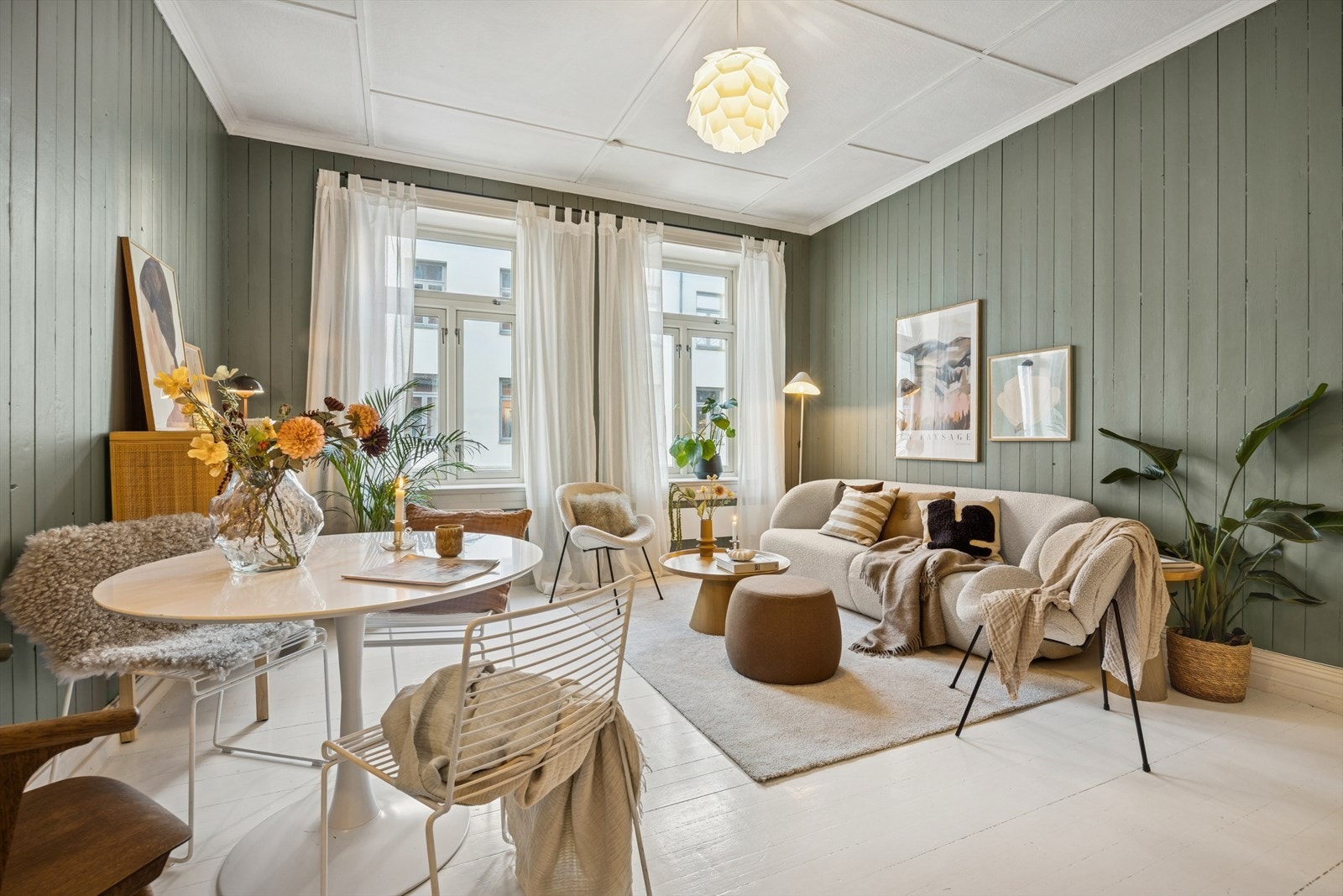 Vinduene strekker seg nærmest opp til himlingen og bidrar til godt naturlig lysinnslipp. Galleribilde