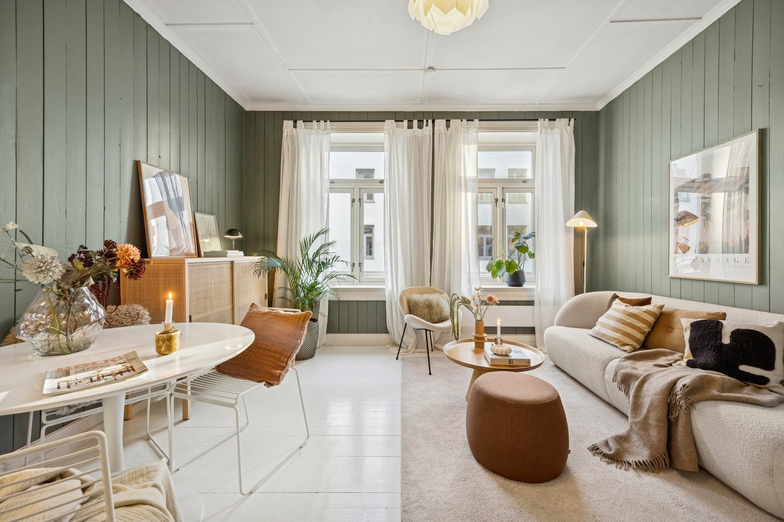 Det er god møbleringsfrihet med både plass til stor sittegrupper og sone for spisebord. Galleribilde