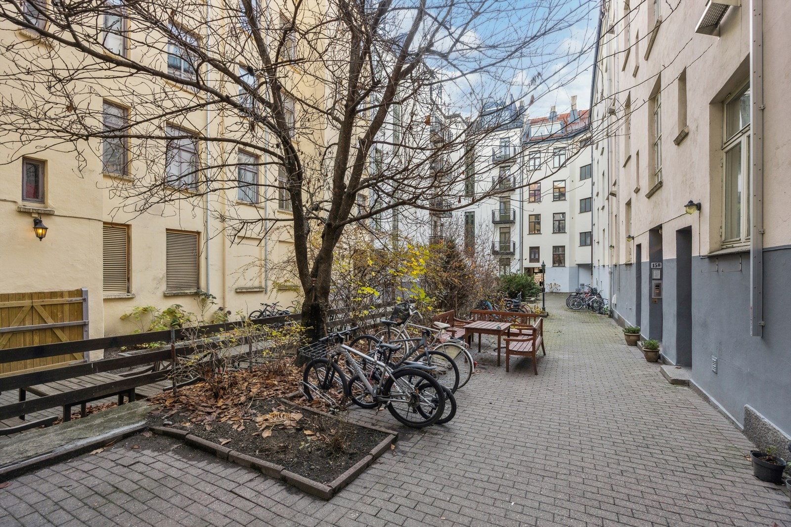 Boligen disponerer 2 boder målt til hhv 4,1 kvm og 1,7 kvm. Husdyr er også tillatt såfremt det ikke er til sjenanse for andre beboere. Galleribilde