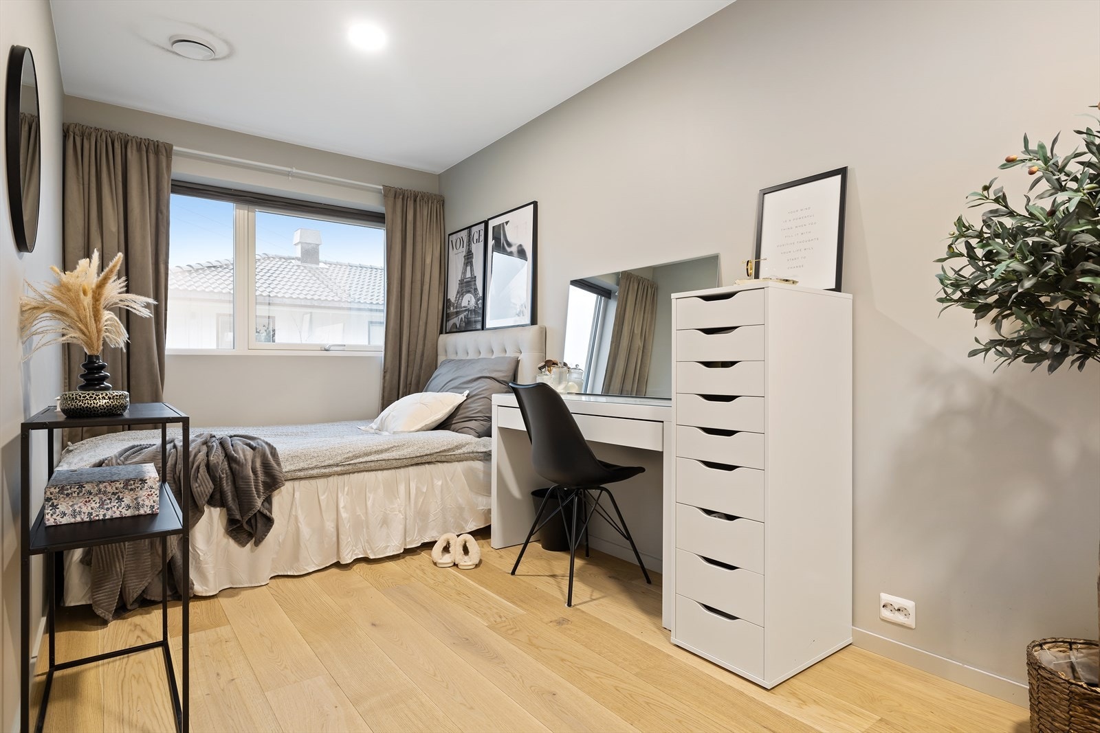 I underetasjen er det to fine soverom som passer godt til barne-, gjesterom eller kontor. Galleribilde