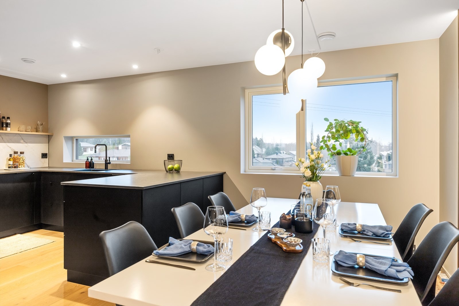 Det er hyggelig å kunne stå på kjøkkenet samtidig som praten kan gå enkelt med besøket. Galleribilde