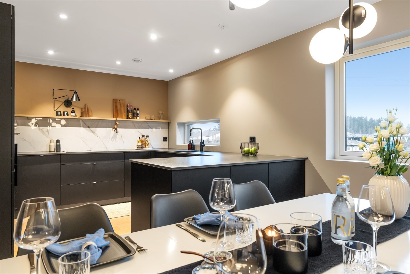 Kjøkkeninnredning fra Kvik hvor du får godt med skap- og benkeplass. Galleribilde