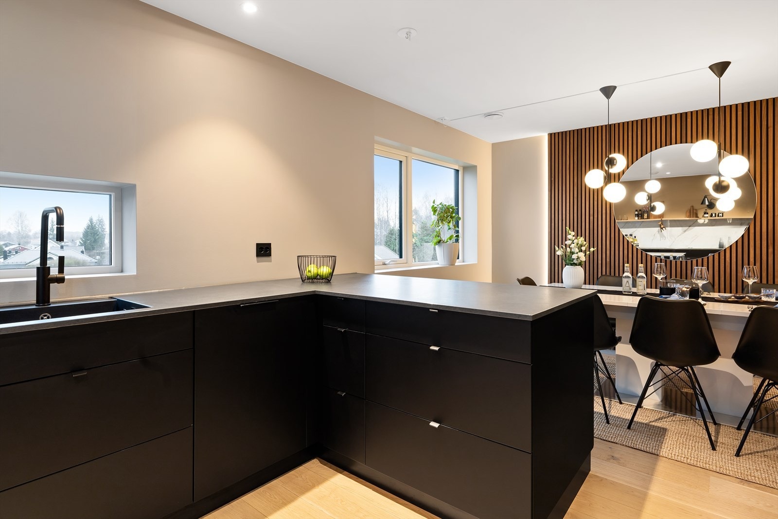 Den åpne løsningen skaper en sosial sone, også under matlagingen, og her kan all mat tilberedes og serveres. Galleribilde