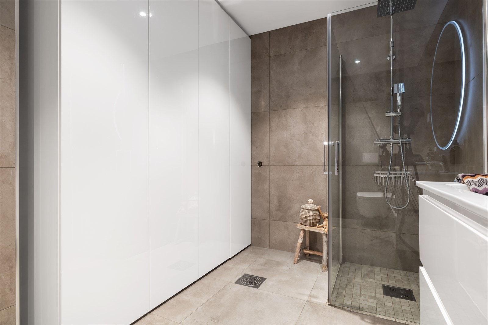 Pent flislagt bad med vannbåren varme i gulvet og downlights i tak. Galleribilde