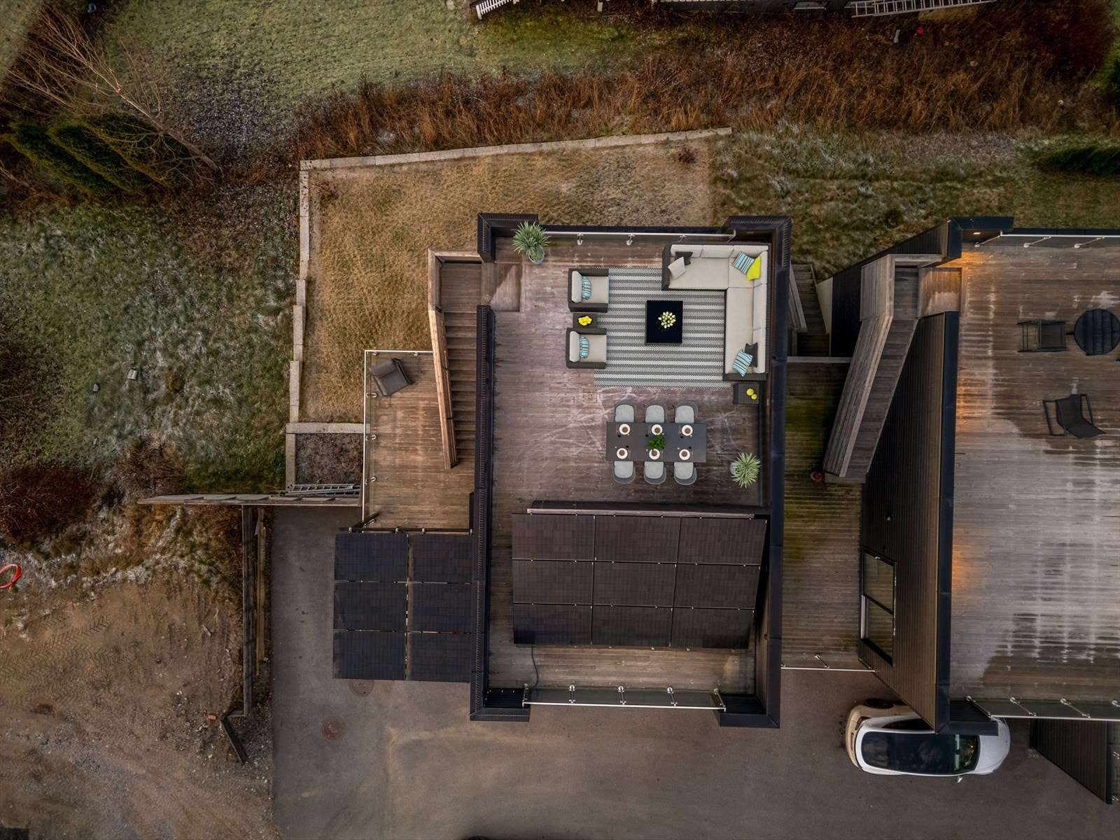 Takterrassen er utstyrt med solcelleanlegg, som bidrar til lavere strømkostnader. Galleribilde