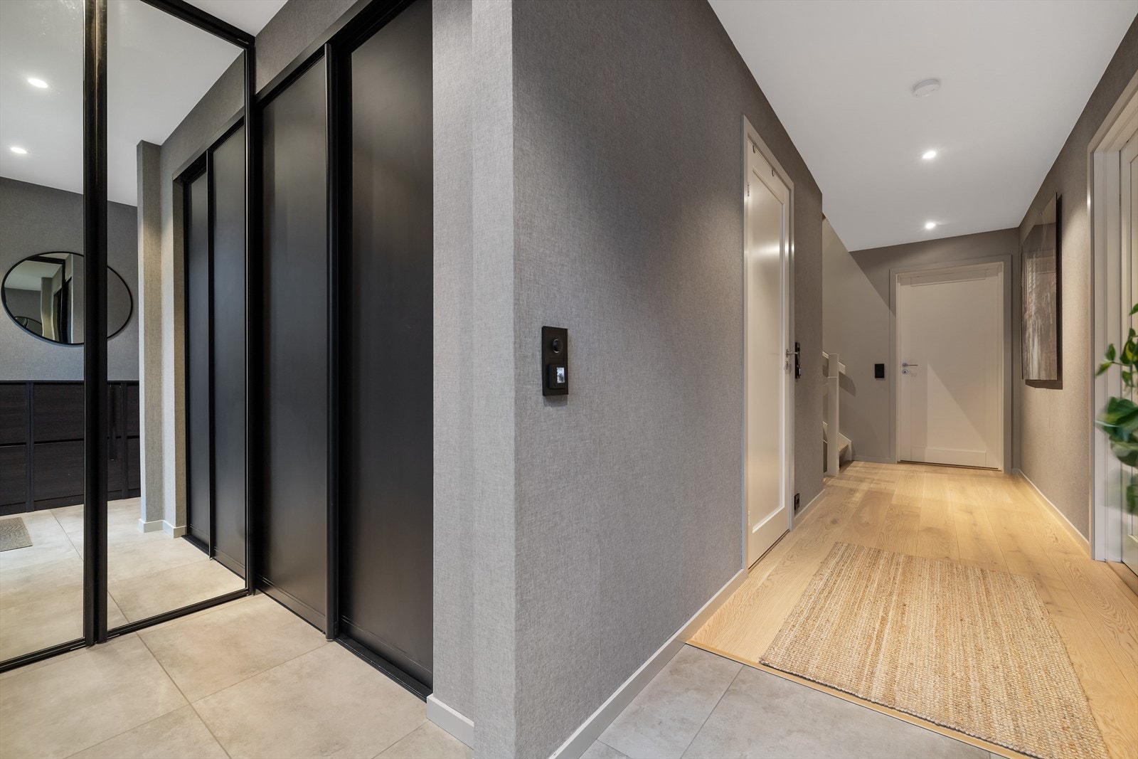 Her er det plass til skoskap og oppheng i tillegg til medfølgende skyvedørsgarderobe. Galleribilde