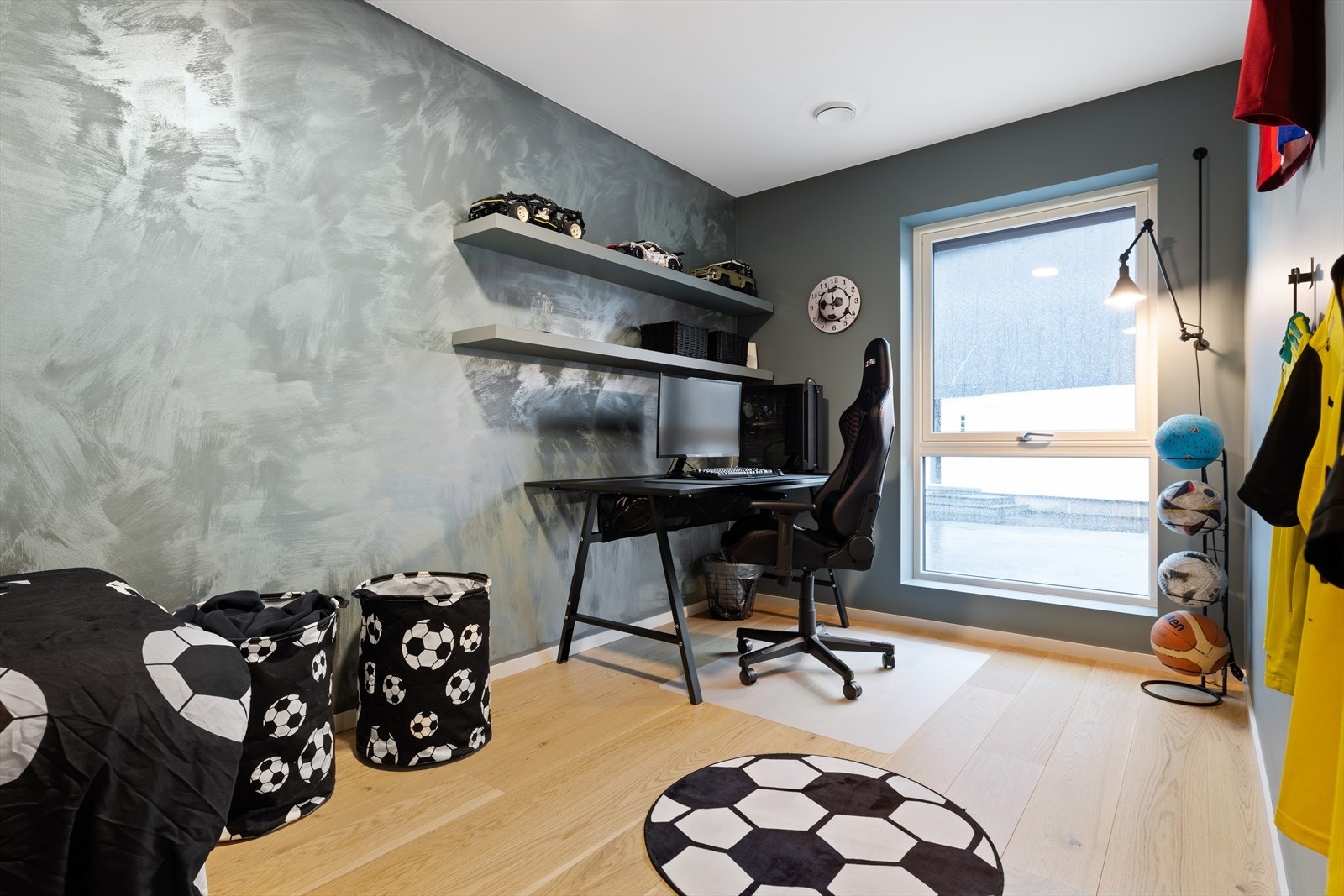 Soverom II er møblert som ungdomsrom og med både seng og kontorløsning. Galleribilde