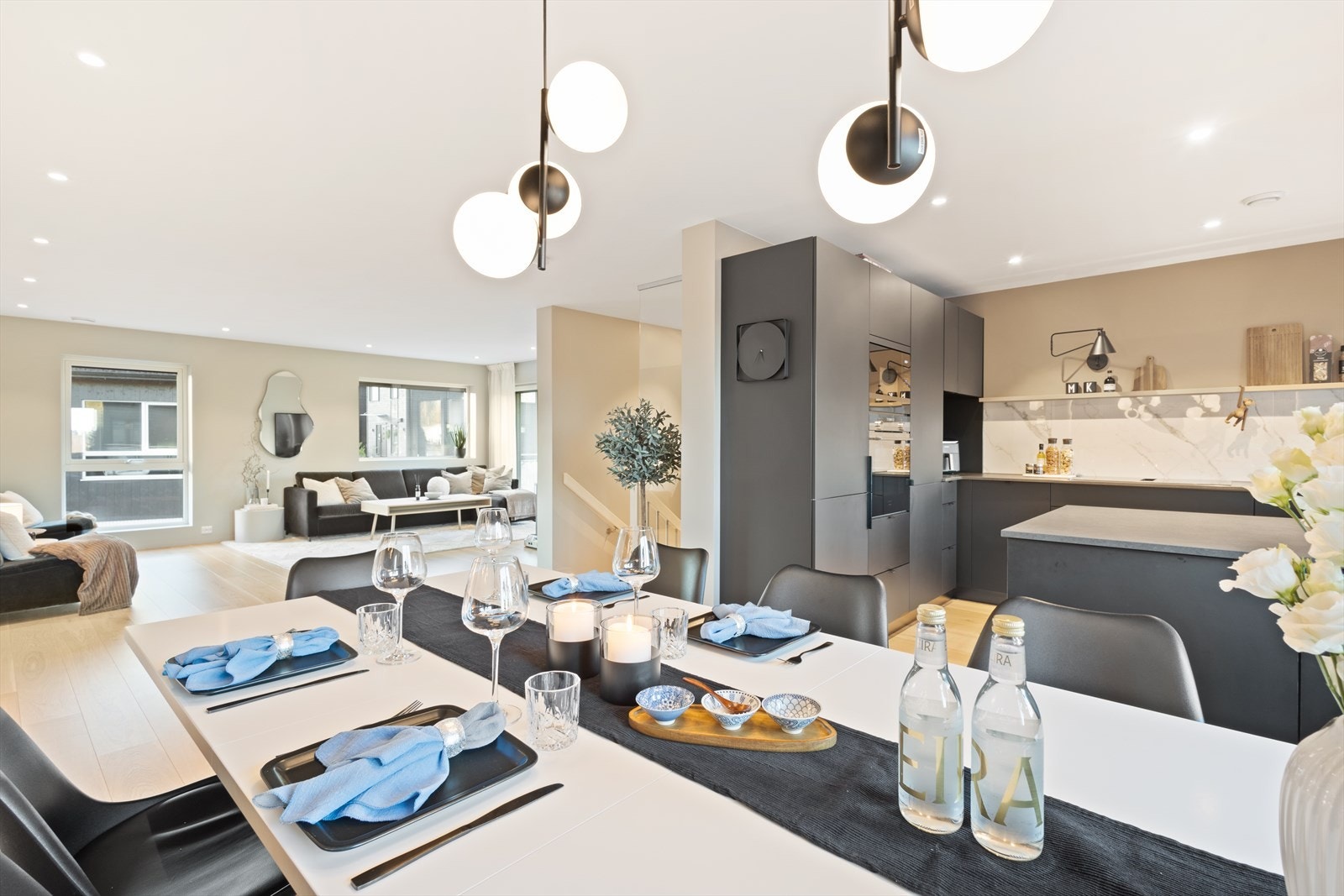 Den åpne løsningen legger godt til rette for et sosialt liv med venner og familie. Galleribilde