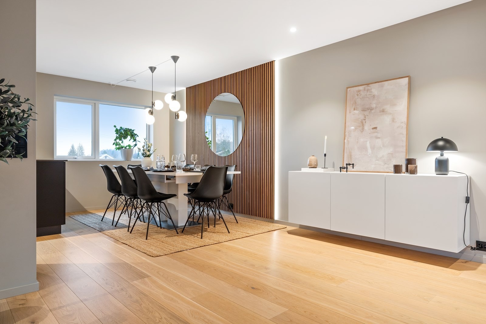 Med gjennomgående løsning og store vinduer oppleves stuen som lys og luftig. Galleribilde