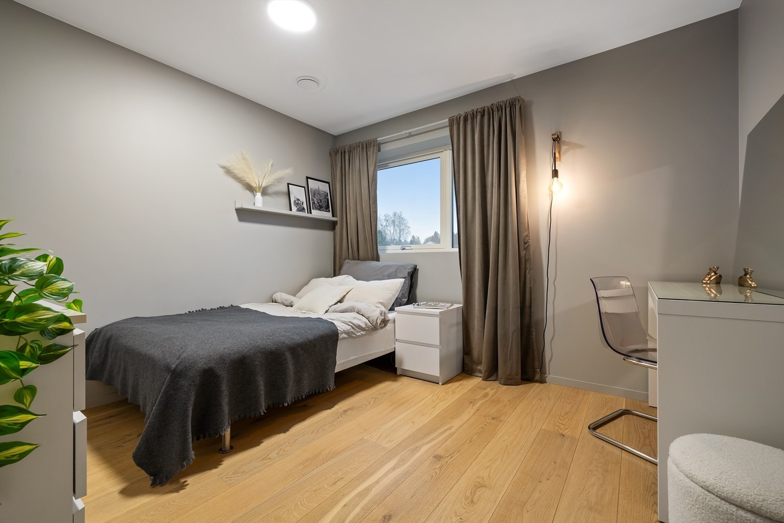 Soverom II er av fin størrelse med plass til seng og tilhørende møblement. Galleribilde