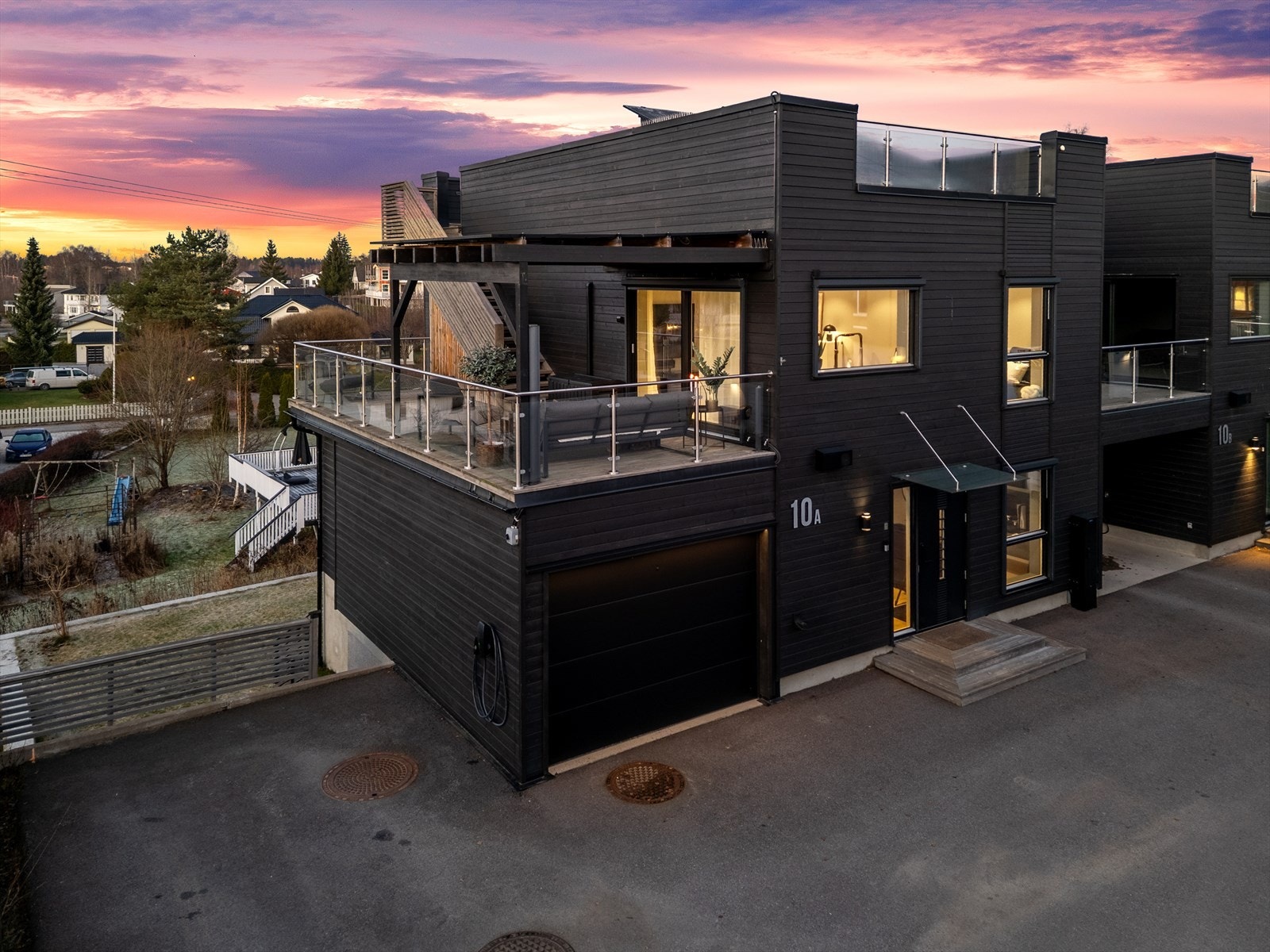 Kveldsstemning med moderne fasade. Galleribilde