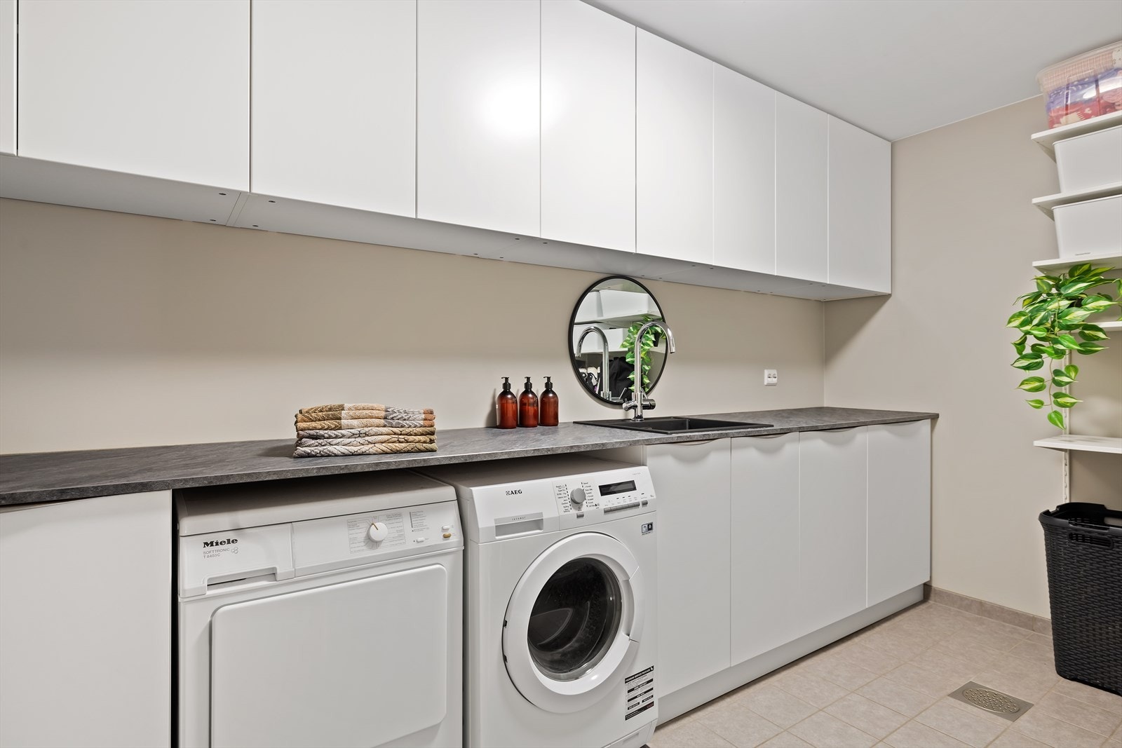 Svært praktisk vaskerom av god størrelse. Her er det både opplegg for vaskemaskin og plass til tørketrommel, samt mye benke- og skapplass for oppbevaring og bretting av tøy. Galleribilde